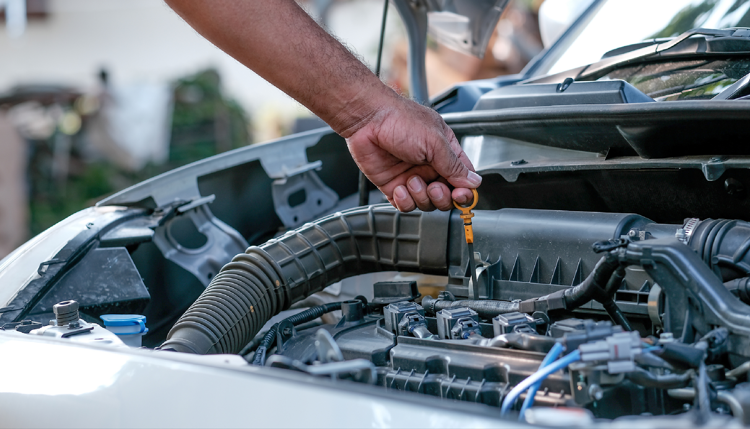 Mécanicien effectuant une vidange